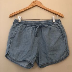 Elastic denim shorts